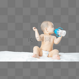 小男孩踩水坑图片_婴儿男婴儿喝水