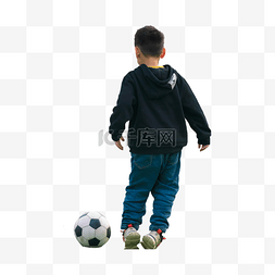 男孩玩球踢足球