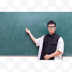 课室图片_正在课室黑板写板书的男生