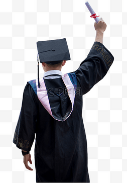 男生男生背影图片_学生学士服举起毕业证书拍照留念