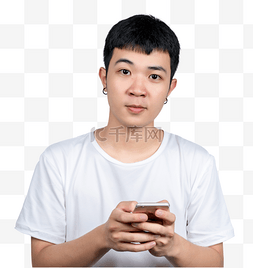 用户玩手机图片_青年男性玩手机