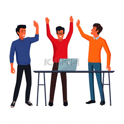 三名同事在桌旁成功启动后举起手