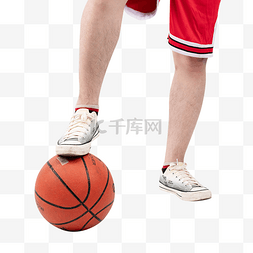 运动员脚踩篮球