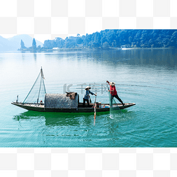 新安江捕鱼的渔民