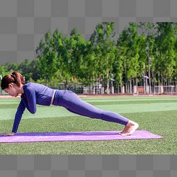 室外操场图片_年轻女性在室外操场瘦身运动瑜伽