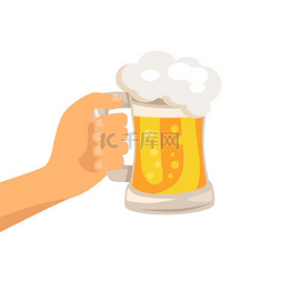 手拿啤酒杯图片_手拿着传统的泡沫啤酒杯。