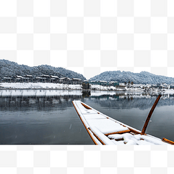冬天木船水边景色