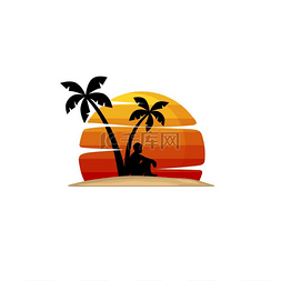 男人坐在棕榈树下暑假海滩度假矢