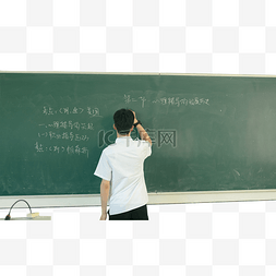 学生写字图片_男生在黑板上写字