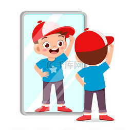 笔直站立于镜子前图片_快乐可爱的小男孩早上用镜子