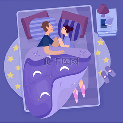 卧室床顶视图图片_年轻夫妇睡在卧室的大床上。爱情