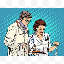 医生和护士看心电图