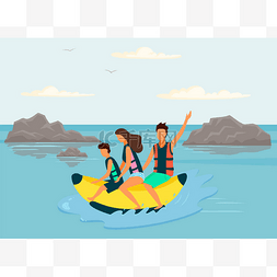 全家人都在海上坐香蕉船。在海滨
