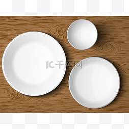 一套的木桌上的白色盘子