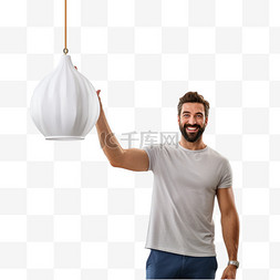 一名穿着白色T恤的男子在吊灯下