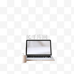 台木图片_一台放在木桌上的笔记本电脑
