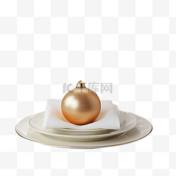 白色桌布上的圣诞餐桌布置，配有