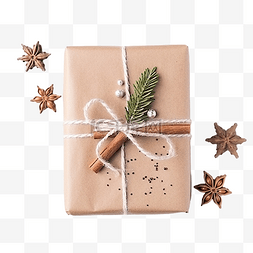 用冷杉树枝和香料装饰的圣诞礼盒