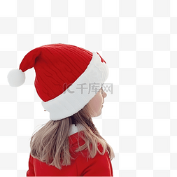 一个戴着圣诞帽的小女孩从广告后