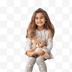 抱熊的女孩图片_圣诞装饰室内的沙发上，开朗微笑