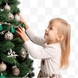 可爱的金发小女孩正在装饰圣诞树