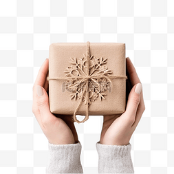 礼物盒制作图片_女手拿着带有圣诞装饰的再生纸手