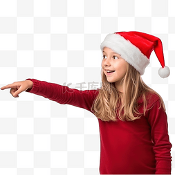 戴着圣诞帽的女孩在孤立的墙上用