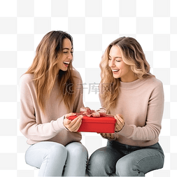 红色沙发沙发图片_室内的女性朋友坐在圣诞树旁打开