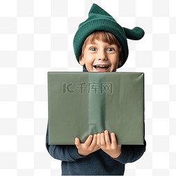 小男孩拿着圣诞礼盒从门外偷看