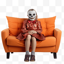 坐在沙发上的图片_戴着面具的尴尬小女孩，穿着万圣