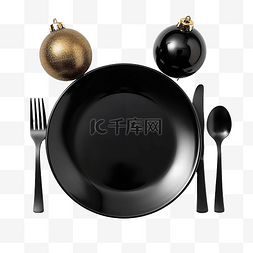 木桌上有圣诞装饰的黑色盘子和餐