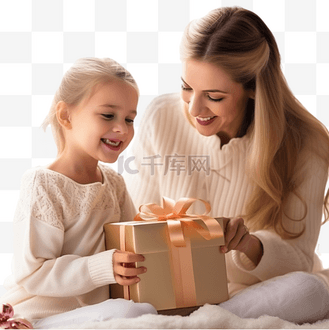 漂亮微笑的小女孩和母亲在家里打开装有圣诞礼物的神奇盒子