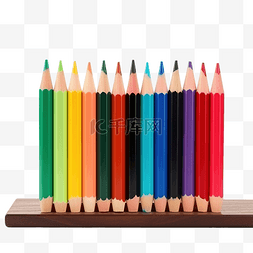 用彩色铅笔和尺子站着
