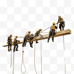 建筑工人在吊臂上吊装木材