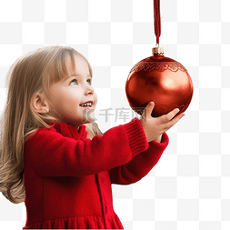 一个小女孩正在触摸挂在外面圣诞