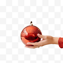 圣诞水晶球水晶球图片_女手在商店柜台上举着圣诞球