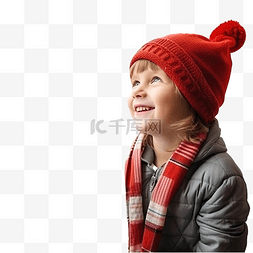 戴着红帽的男孩站在窗户和圣诞树