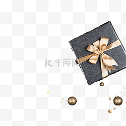 礼品盒和圣诞装饰在闪亮表面的桌