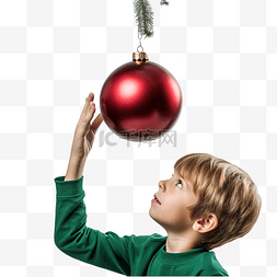 彩色儿童在节日树上挂着圣诞小玩