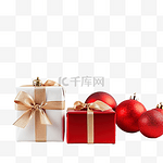 白木板上包装着小圣诞礼物和红色小玩意