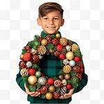 这个男孩手里拿着彩色手工制作的圣诞花环，上面有锥体和闪闪发光的球