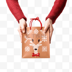 手里拿着可爱的驯鹿装饰的圣诞纸