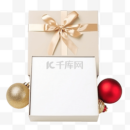打开有圣诞装饰品和空纸的礼品盒