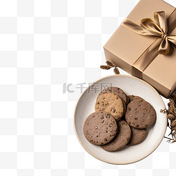 巧克力禮物图片_用纸包装的圣诞礼物和一盘饼干巧
