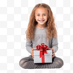 坐着的的孩子图片_坐在壁炉旁拿着圣诞礼物的可爱小