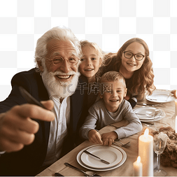 圣诞老人们图片_快乐的祖父和孙子们坐在圣诞餐桌