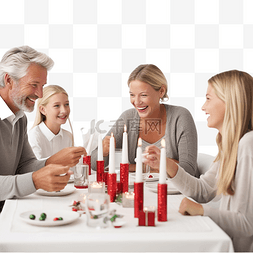 赞美老人图片_微笑的一家人在餐桌上拉圣诞拉炮