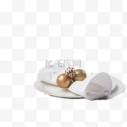 白色白色桌布图片_白色桌布上的圣诞餐桌布置，配有