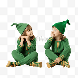 快乐可爱的小男孩和女孩穿着绿色