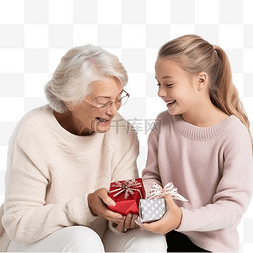 微笑的祖母带着孙女在圣诞节装饰